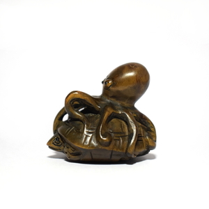  netsuke Buxus microphylla turtle . yellow . delicate sculpture wooden turtle octopus [b1-5]