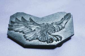 ■手作り 希少品 ベルトバックル 交換用「鷲の浮彫（手彫り）」白色合金製　約9×５センチ　適合ベルト幅3.3センチまで　重さ193ｇ