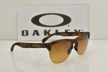 ★新品・正規輸入品！OAKLEY オークリー OO9374-5063 Frogsking Lite マットブラウントートシェル プリズムブラウングラディエント★_画像3