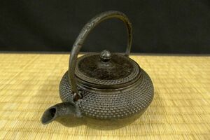 W010 南部鉄器 あられ模様 鉄瓶 急須 湯沸 薬缶 やかん 茶こし付 総重量521ｇ 茶器 茶道具 煎茶道具/60