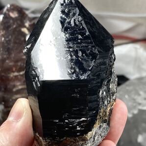 【ほぼイシス(五角形)】ハイクラス 山東省産 モリオン(黒水晶) 約246g 磨き無し 0901