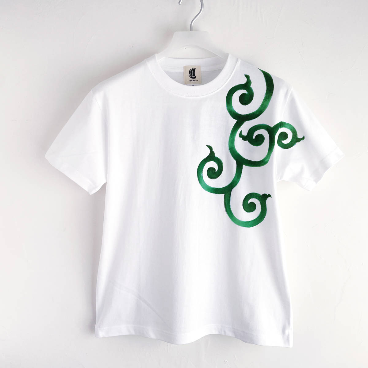 Men's T-shirt, XL size, Arabesque pattern green T-shirt, White, Handmade, Hand-painted T-shirt, XL size and above, Crew neck, Patterned