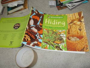 洋書絵本 Hiding A book about animal disguise (動物の擬態の絵本)送料116円　注！ややキズあり