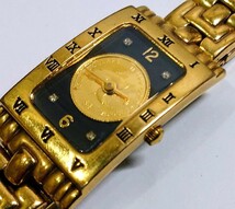 Y-39202N クリスチャンラッセン 腕時計 レディース ジャンク QZ 1/30oz GOLD COIN WATCH 不動品 イルカ 保管品 現状品 黒文字盤 本体のみ_画像5