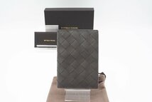 ☆安心の３大保証☆ Aランク ≪BOTTEGA VENETA ボッテガ ヴェネタ/二つ折りカードケース≫ 607482 パスポートホルダー グレー 極美 送料込_画像1