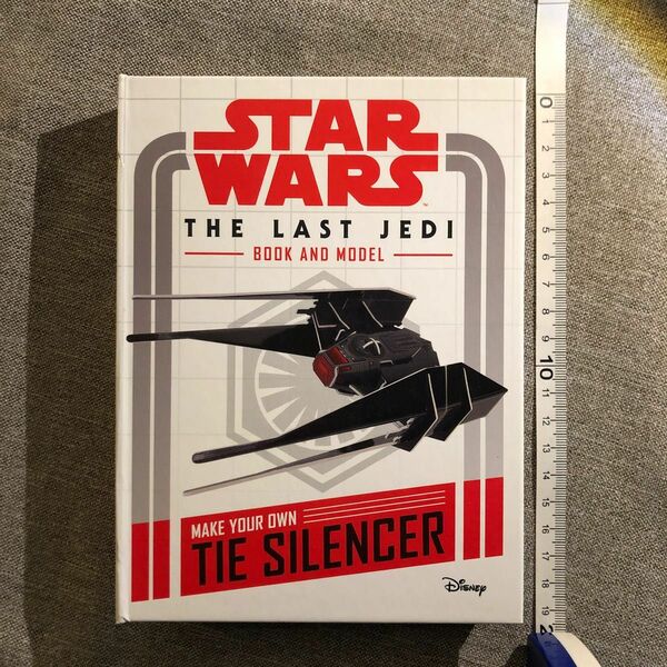 Star Wars : The Last Jedi Book and Model (Hardcover)