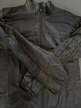 【価格7245円】Reebok リーボック 新古品 上着 ジャケット XLサイズ　Z79524 AJMTF13655 両袖に光の加減で透けてゴールドラインロゴ_画像6