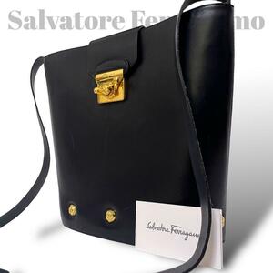 美品　サルヴァトーレフェラガモ　Salvatore Ferragamo　イタリア製　ショルダーバッグ　斜め掛け　レザー　ゴールド　プレート