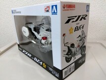 1/12 AOSHIMA アオシマ 完成品バイクシリーズ ヤマハ YAMAHA FJR1300P 白バイ（警視庁） タミヤ ディスプレイケース付き_画像3