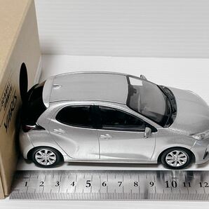 ★匿名取引・送料無料 非売品 トヨタ 新型ヤリス YARIS 1/30 カラーサンプル ミニカー 1F7 シルバーメタリックの画像9