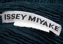 イッセイミヤケISSEY MIYAKE 叩きつけプリーツハイネックノースリーブトップス ターコイズM位 【レディース】_画像10