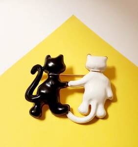 猫のブローチ　白猫　黒猫　猫のペア　猫の雑貨　HANAKO　