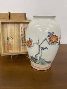 【美品】 有田焼 十二代 酒井田柿右衛門 染錦 岩牡丹画花瓶 高さ約20cm 花生け 花入れ 花器 12代