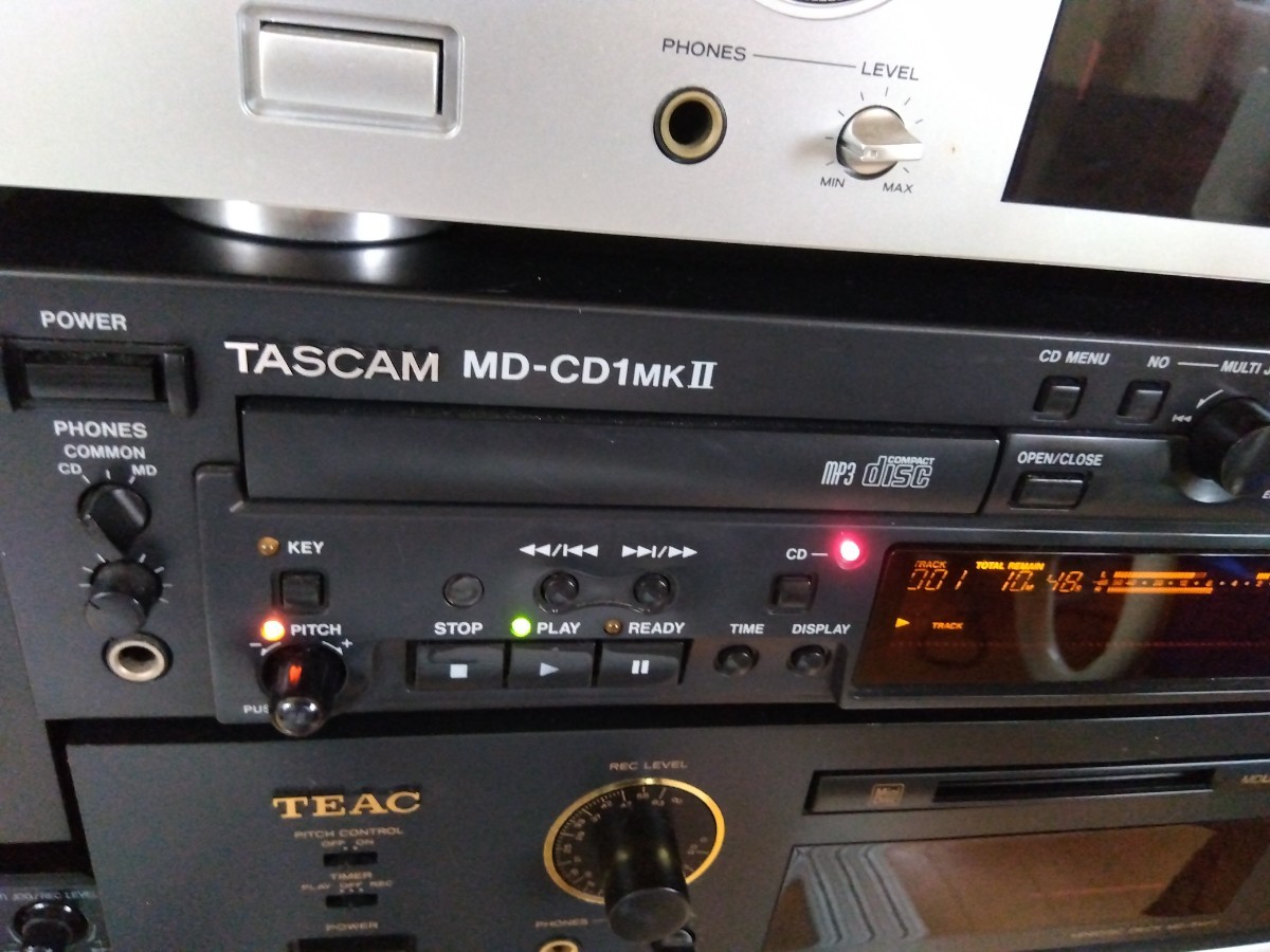 TASCAMのMD-CD1MK2 背面にバランス入出力付き MD-CD1BMK2同様 通電