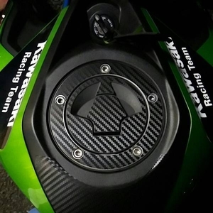 Z125pro ガソリンタンク給油口カーボンデカール タンクキャップ ZX-6R/10R/14R ZZR1400 Z1000 ZRX1200にも。攻めたカットラインです。