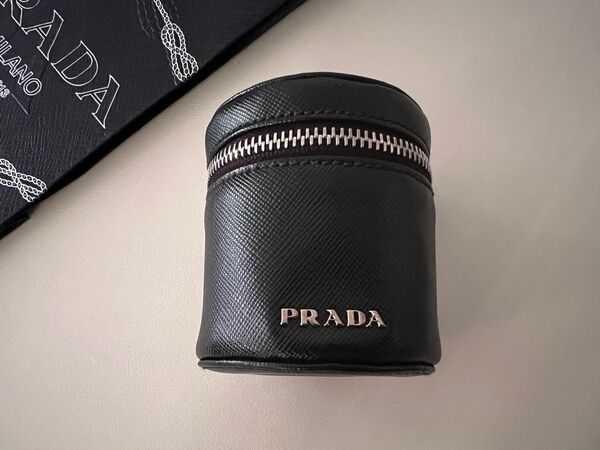 《稀少品》PRADA プラダ 【新品】 ポーチ(丸型) & 変換プラグ