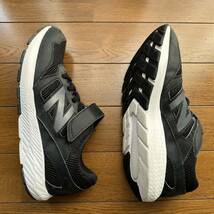 ニューバランス 23㎝ NB570 黒 ★匿名配送 ゆうパック New Balance キッズ ベルクロ スニーカー 運動靴_画像5