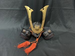 兜の置物／高さ約25cm／兜飾り／中サイズ／かぶと／和風ディスプレイ／サムライ／アーマー／ヘルメット／金属製／Otani Shohei／G594