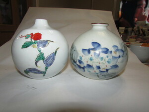 Art hand Auction 昭和レトロ( 底に銘のある色絵手描き一輪差し花瓶･2種 ), 日本の陶磁, 陶磁一般, その他