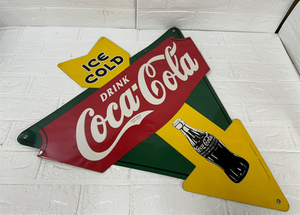 コカコーラ アローカット サイン 幅60cm×縦70cm アメリカン雑貨 壁掛け 看板 Arrow Coca cola コーラグッズ 矢印 札幌市 白石区