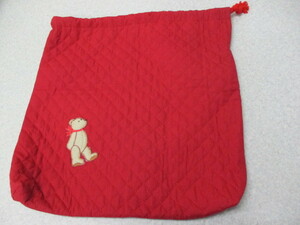 キルティングの巾着袋　赤　クマのアップリケ付き　マチあり