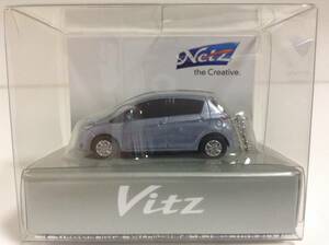 トヨタ ヴィッツ130 Vitz 前期型 2010年式~ LED ライト点灯 キーホルダー プルバックカー ミニカー 非売品 青 新品 カラーサンプル 色見本