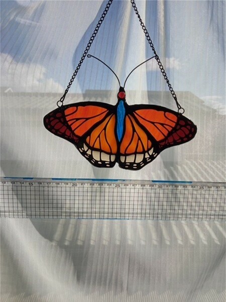 ステンドグラス　サンキャッチャー　蝶々デザイン　たて約14センチ　よこ約18センチ
