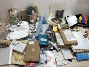 ジャニーズ ( 関ジャニ SMAP Hey!Say!Jump ) 等 カレンダー 写真 タオル バッグ キーホルダー 等 グッズ 15.3kg まとめ セット[Q6768]