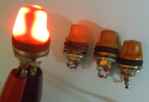 英国無線機の解体部品 航空機用28Vランプ使用の減光付き　4個　オレンジ色（画像）と赤が有ります。　（UK)