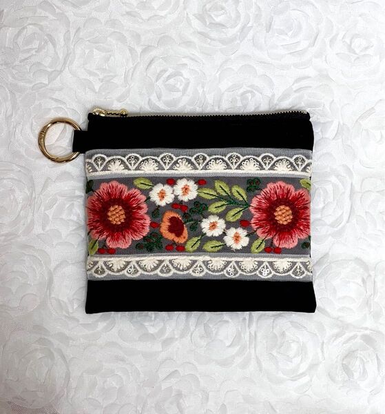 フラットポーチ☆インド刺繍リボン×ブラック撥水オックス☆16㎝ファスナー☆カラビナリング付き☆撥水加工生地使用☆ハンドメイド