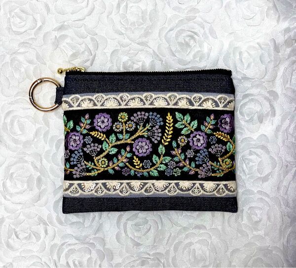 フラットポーチ☆インド刺繍リボン×ネイビーレインボーツイル☆16㎝ファスナー☆カラビナリング付き☆内側撥水加工生地☆ハンドメイド