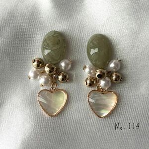 No.114 ハンドメイド　グリーンカボション　ハートシェル　ピアス　イヤリング