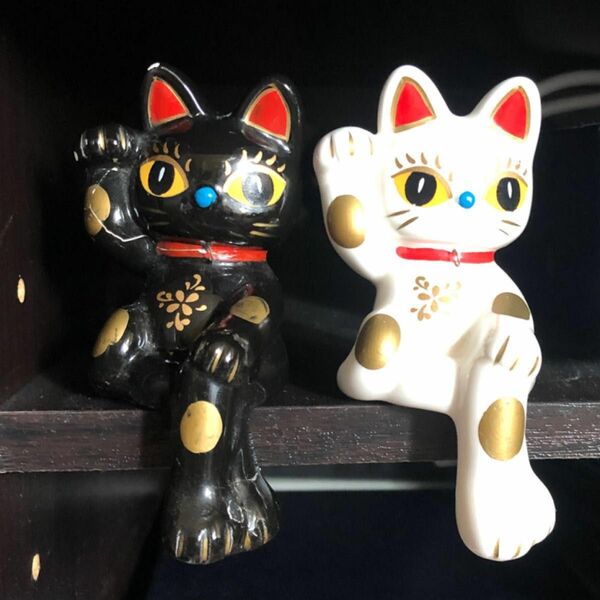 2匹セット　足組み　招き猫　黒猫　白猫　クロネコシロネコ 招福 縁起物 置物