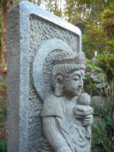 石仏「御影石　丁寧に彫られ仕上げられています　優しいお顔の聖観音立像」東海地区より　サイズ高さ４２㎝　幅１６×１２㎝　重さ１５㎏_画像4