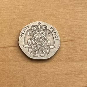 世界 コイン 硬貨 イギリス 20ペンス  1983  エリザベス女王の画像1