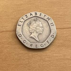 世界 コイン 硬貨 イギリス 20ペンス  1983  エリザベス女王の画像2