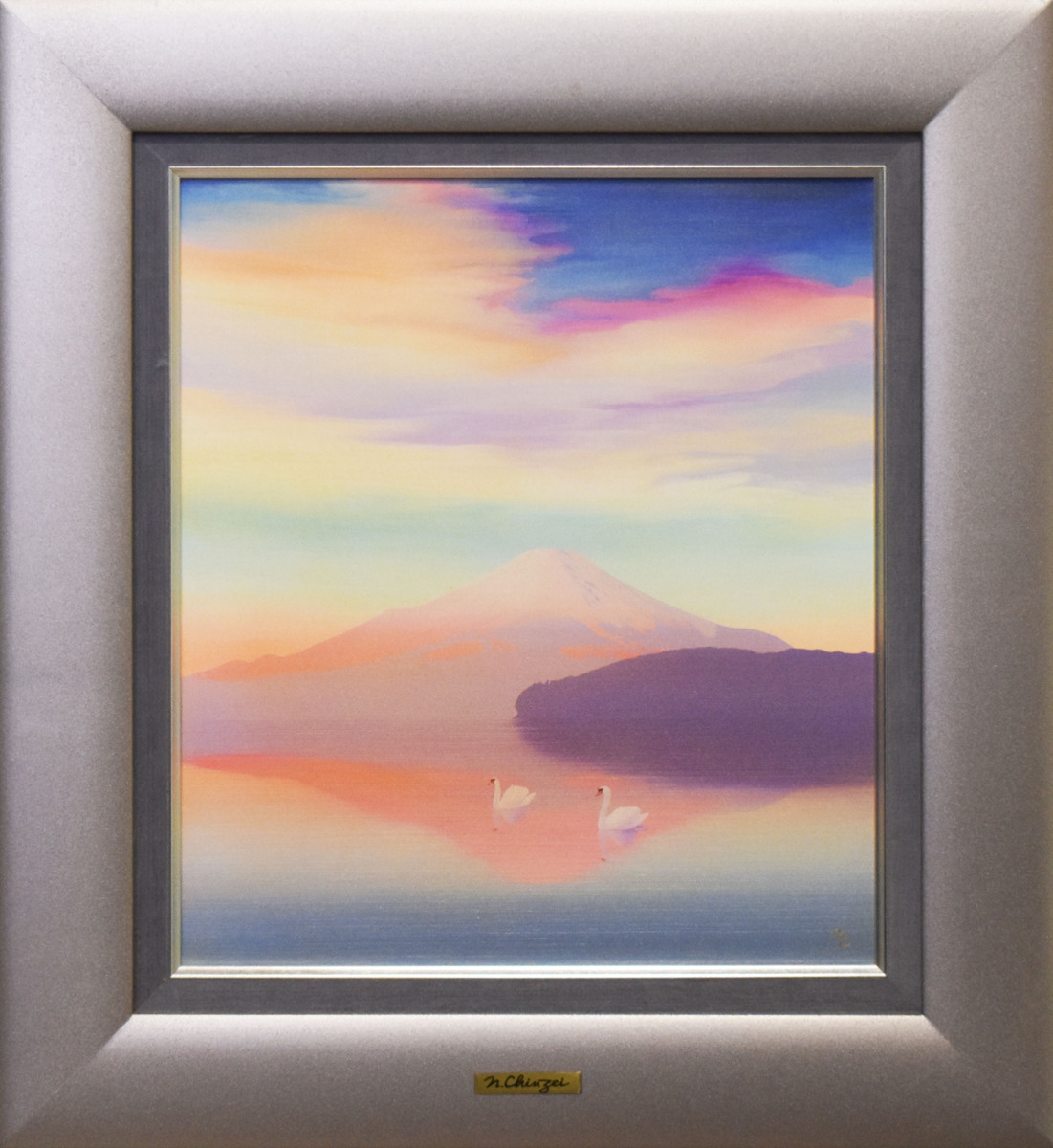 Dieses Werk stellt den majestätischen, umgekehrten Fuji dar, der sich im See spiegelt, auf dem morgens Schwäne mit einem geheimnisvollen Glanz spielen. Naohide Chinzei, 5-Größen-modifiziertes Ölgemälde „Schwäne und Morgendämmerung am Yamanaka-See [Masami Gallery], Malerei, Ölgemälde, Natur, Landschaftsmalerei