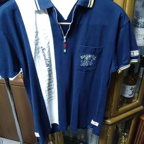 HPS２９半袖ポロシャツ襟首ジッパー刺繍入り SANTA WORLD XL 紺色系  綿 中国製 中古良品１枚の画像1