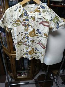 HSS２３半袖プリントTシャツ　L　世界地図　中国製　肌色系　綿・ポリエステル等　中古1枚