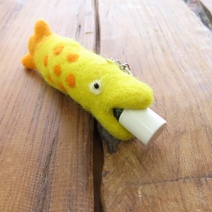 〓 新品 〓 リップクリーム ホルダー 〓　魚　サカナ　キーホルダー　ハンドメイド　フェルト　エスニック　アジアン　おしゃれ　〓T047