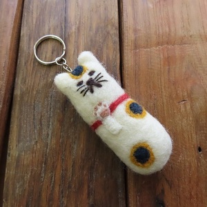 〓 新品 〓 リップクリーム ホルダー 〓　招きネコ　猫　キーホルダー　ハンドメイド　フェルト　エスニック　アジアン　おしゃれ　〓T027