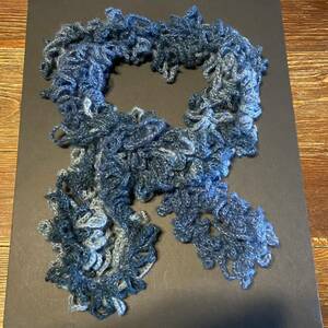 ハンドメイド ふわふわ毛糸のマフラー　ネックウォーマー　段染めブルーグレー　かぎ針編み　ロング