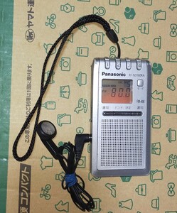 RF-ND180RA パナソニック 美品 受信確認済 イヤホン付 ポケットラジオ 軽量 AM FM 小型サイズ 通勤 出張 旅行 防災 登山 Panasonic 001794