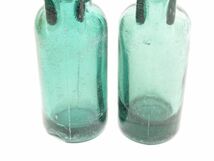 昭和レトロ ガラス瓶「ラムネ瓶 2本 瓶全体がガラス製 初期型」1個 洗浄清掃済 当時もの アンティーク インテリア ラムネ ビー玉 展示用に_画像4