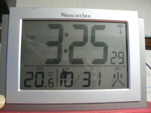 送料最安 410円 時計13：Wavecatcher　電波時計　月日曜日表示　温度表示　アラーム付き　１点難あり