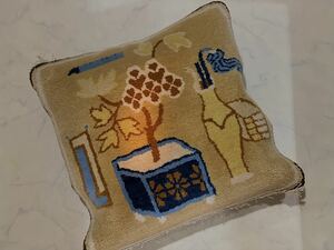 MUNI CARPETS 高級　クッション　段通　ムニ　絨毯　カーペット　宝　笛　仏教　陶磁器　吉祥