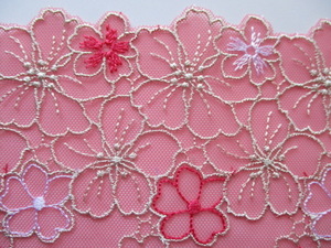 ピンク色地に花刺繍模様チュールレースはぎれ半襟用