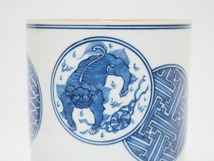 B0907 静山 造 染付 獅子丸紋 水指 ☆ 茶道具 茶器 抹茶道具 抹茶器 茶懐石 茶事 茶の湯 水差 共蓋 陶器 作家物 在銘 陶印 美品 良品 無傷_画像2