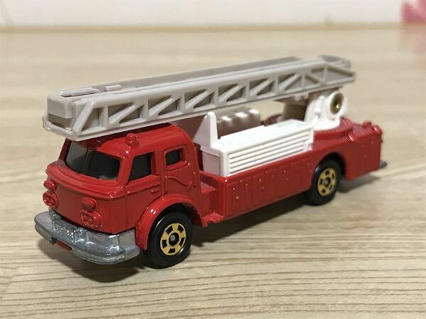 送料無料　当時物　トミカ　アメリカン ラダーチーフ　日本製 ミニカー　TOMICA LADDER CHIEF JAPAN 旧車 消防車 はしご車