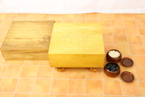 囲碁盤 碁石 セット カヤ ハマグリ 白色 180個 黒色 181個 厚さ 16.5cm 脚付き へそ有り ボードゲーム 対戦 015JGAF45